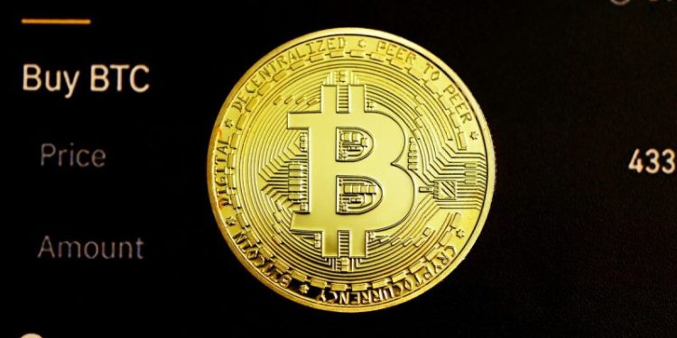 Crypto Market Update: Bitcoin ETFs Face US$870 Million in Outflows, Price Hits Six Month Low